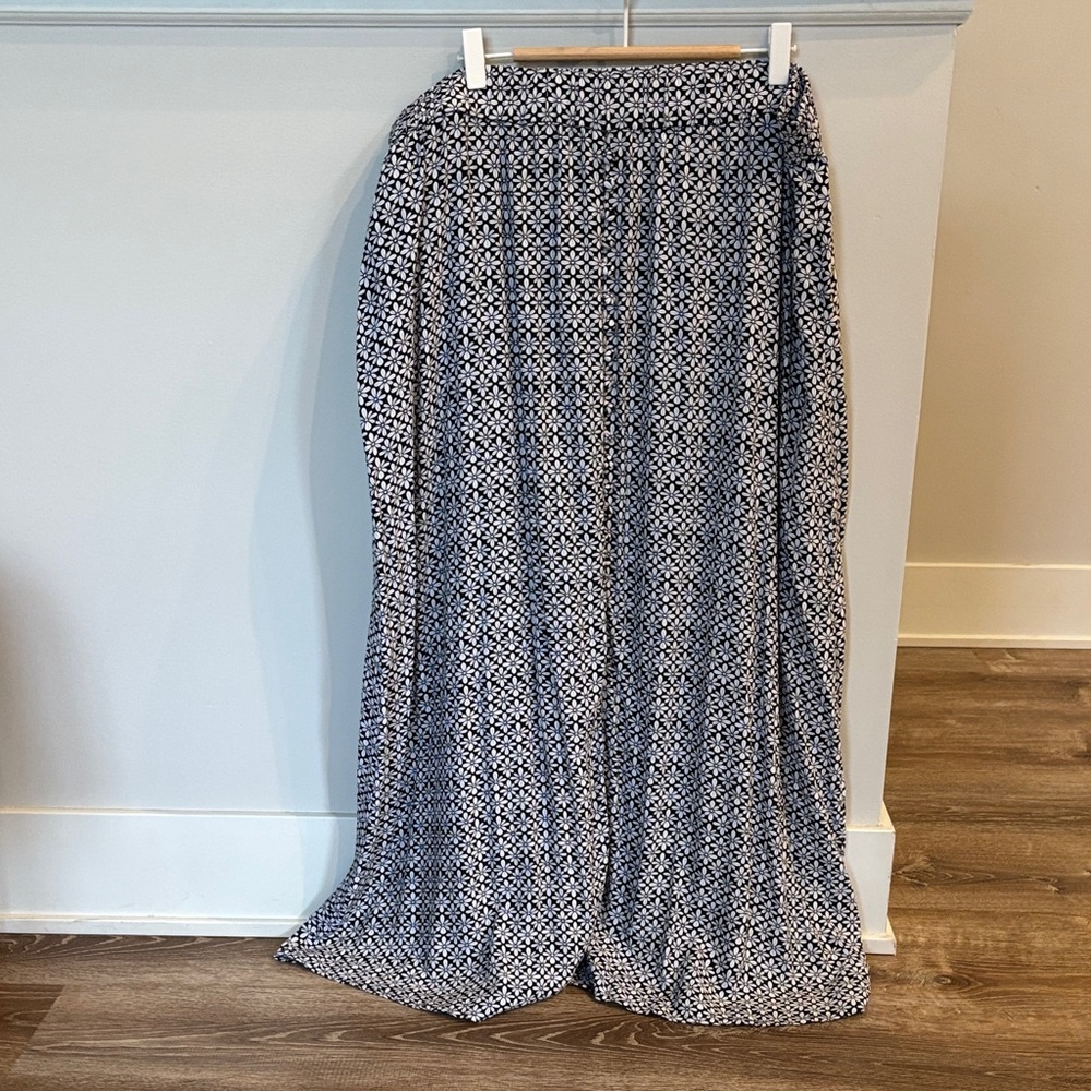 Elegant Black and White Flower Patterned Women's Skirt